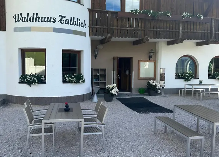 Waldhaus Talblick 여관